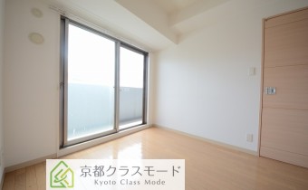 ※室内写真は同マンション内の301号室の写真です。
