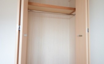 ※室内写真は同マンション内の301号室の写真です。
