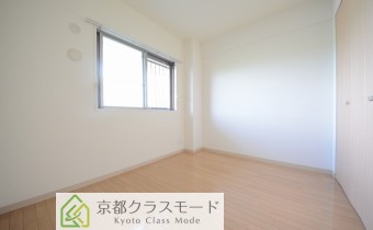 ※室内写真は同マンション内の301号室の写真です。
