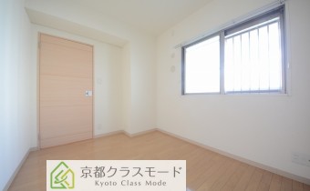 ※室内写真は同マンション内の301号室の写真です。
