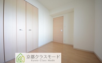 ※室内写真は同マンション内の301号室の写真です。