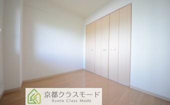 ※室内写真は同マンション内の301号室の写真です。