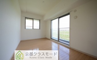 ※室内写真は同マンション内の301号室の写真です。