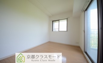 ※室内写真は同マンション内の301号室の写真です。