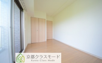 ※室内写真は同マンション内の301号室の写真です。