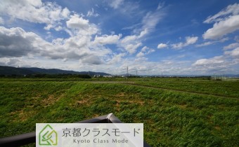 ※室内写真は同マンション内の301号室の写真です。