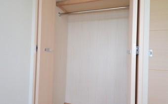 ※室内写真は同マンション内の301号室の写真です。
