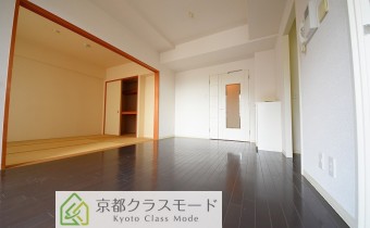 ※室内写真は同マンション内の805号室のものです。