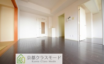 ※室内写真は同マンション内の805号室のものです。