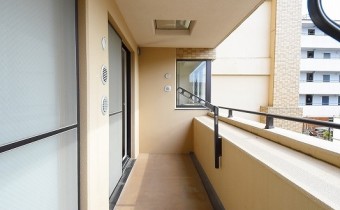 ※室内写真は同マンション内の805号室のものです。