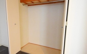 ※室内写真は同マンション内の805号室のものです。