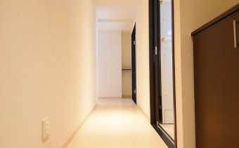 玄関　　※写真は101号室のものです