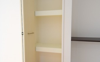 キッチンスペースの収納　　※写真は101号室のものです
