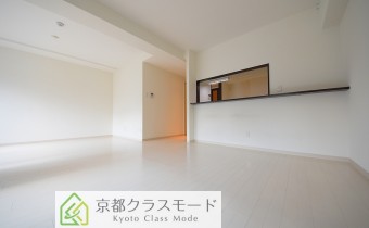 ※室内写真は同マンション内の101号室のものです。