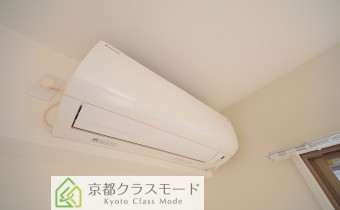 リビングのエアコン　　※写真は101号室のものです