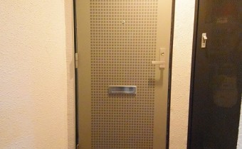 玄関ドア　※室内写真は106号のものです