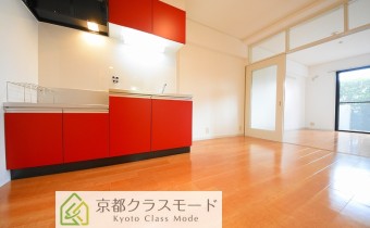室内を綺麗にリノベーション♪赤のキッチンパネルがお洒落です！※室内写真は106号のものです