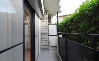 ベランダ　※室内写真は106号のものです