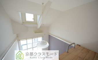 高い天井に天窓で明るい室内