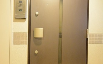 玄関ドア　※室内写真は同マンション内の301号室のものです。