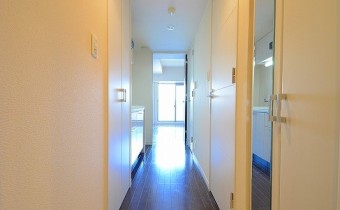 玄関　※室内写真は同マンション内の301号室のものです。