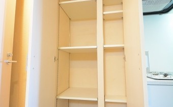 廊下収納　※室内写真は同マンション内の301号室のものです。
