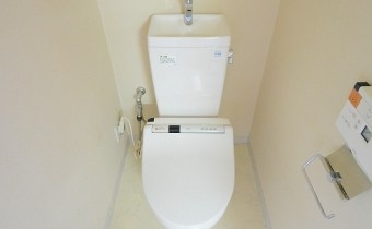 ウォシュレットトイレ　※室内写真は同マンション内の301号室のものです。