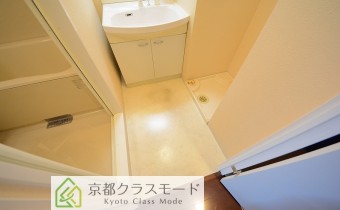 脱衣スペース　※室内写真は同マンション内の301号室のものです。
