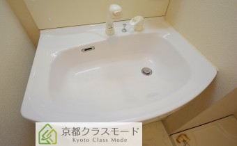 ※室内写真は同マンション内の301号室のものです。