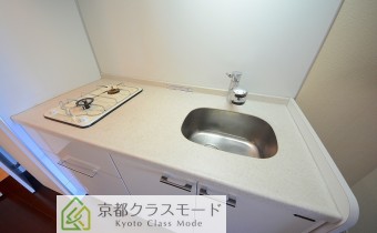 ※室内写真は同マンション内の301号室のものです。