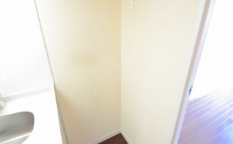 ※室内写真は同マンション内の301号室のものです。