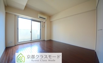 ※室内写真は同マンション内の301号室のものです。