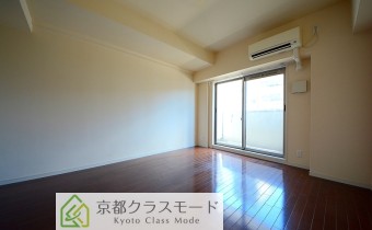 ※室内写真は同マンション内の301号室のものです。
