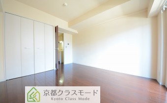 ※室内写真は同マンション内の301号室のものです。