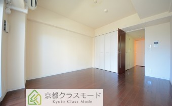 ※室内写真は同マンション内の301号室のものです。