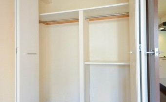 ※室内写真は同マンション内の301号室のものです。