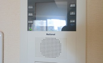 ※室内写真は同マンション内の301号室のものです。