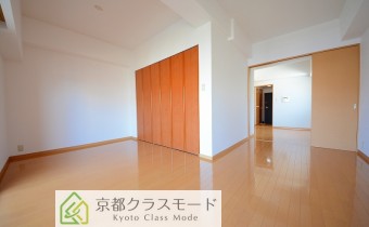 広々洋室11.5帖とカウンターキッチンタイプのリビングは使い勝手良好です！