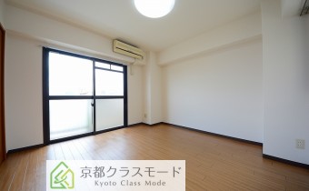南向きバルコニーで明るい室内♪　※室内写真は同マンション内の別タイプのお部屋になります。
