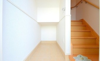 玄関　＊画像は同タイプ301号室の画像です。