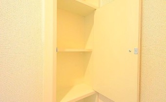 トイレの収納　＊画像は同タイプ301号室の画像です。