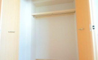 クローゼット　＊画像は同タイプ301号室の画像です。
