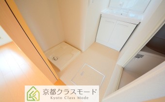 脱衣スペース　＊画像は同タイプ301号室の画像です。