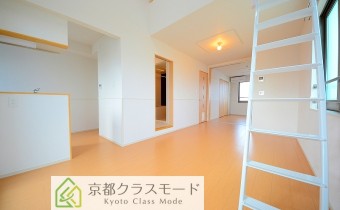 ロフト付きで天井が高い開放的なリビング！＊画像は同タイプ301号室の画像です。