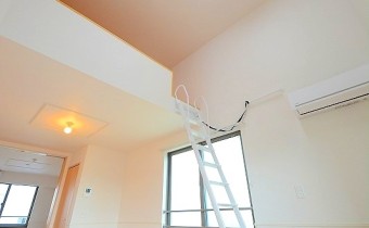 ロフトへの階段　＊画像は同タイプ301号室の画像です。