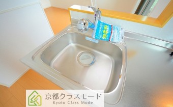 シンク＆調理スペース　＊画像は同タイプ301号室の画像です。