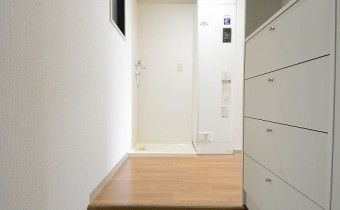 玄関　※室内写真は同マンション内の307号室のものです。