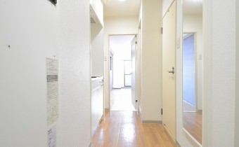 玄関　※室内写真は同マンション内の307号室のものです。