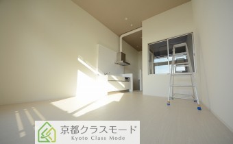 「メゾネットタイプ」のお洒落なデザイナーズのお部屋♪「白」ベースの明るいお部屋です！