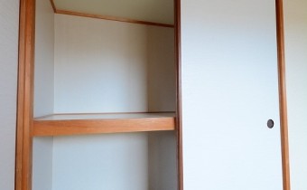 押入